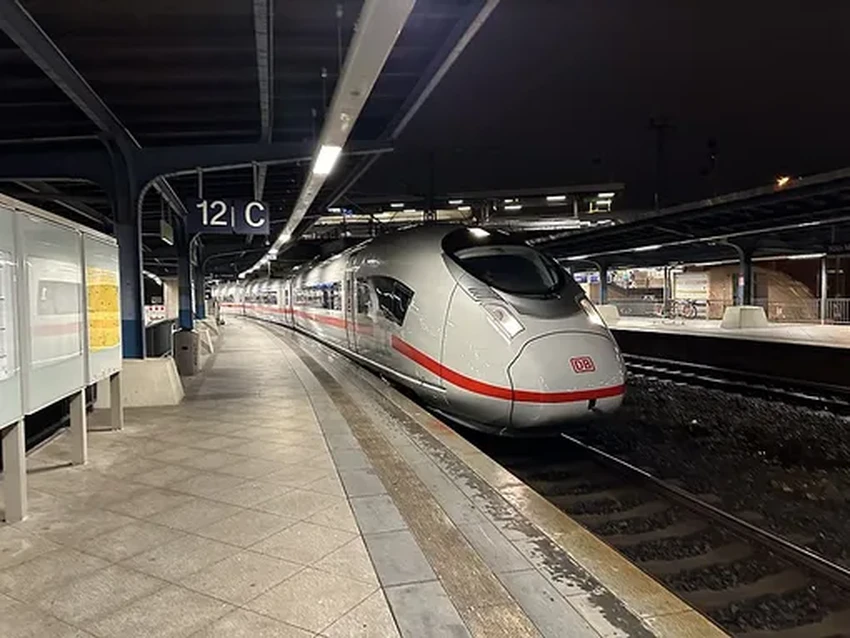 Розовая полоса: что скрывают цвета вагонов в мире