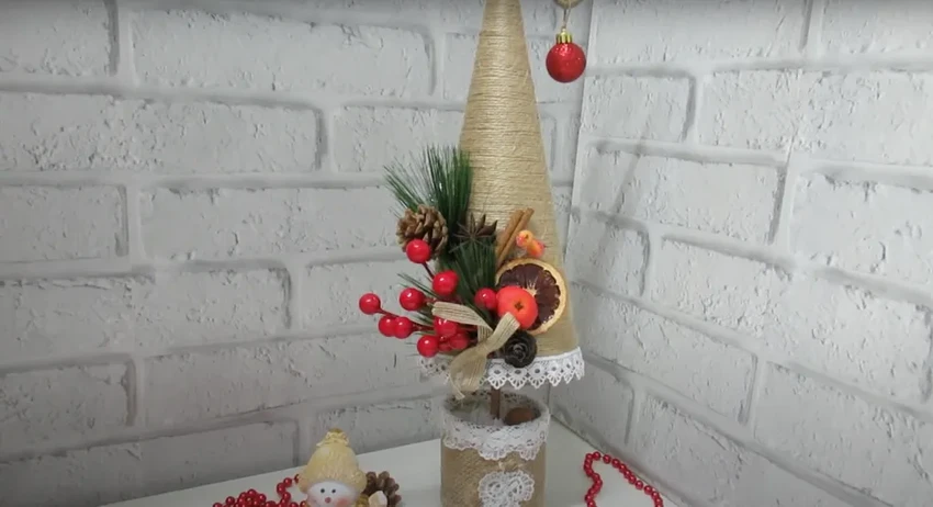 Чем заменить новогоднюю елку: 5 оригинальных идей из подручных материалов