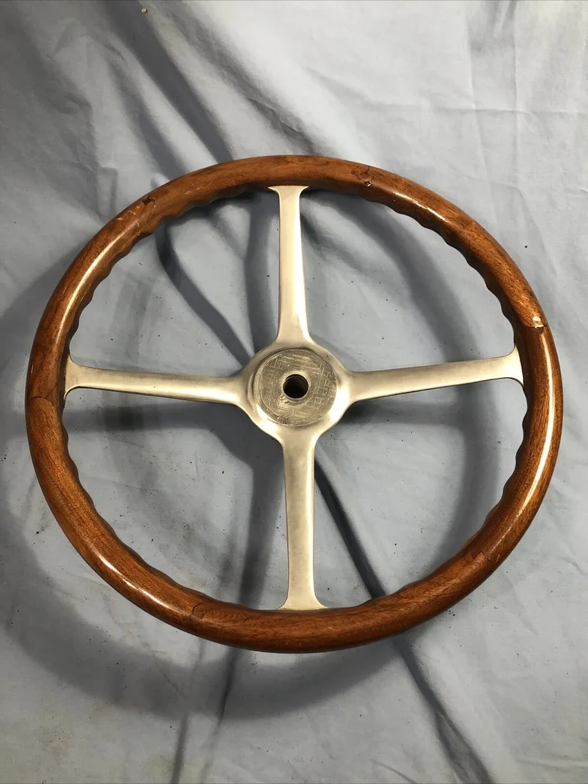 Вечный руль для трактора: как в СССР заменили рассыпающийся эбонит на бук