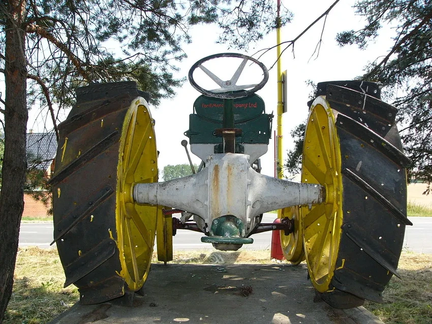 Вечный руль для трактора: как в СССР заменили рассыпающийся эбонит на бук