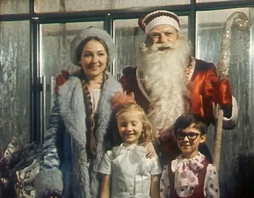 История новогоднего подарка в СССР: от «Алёнки» до мандаринов