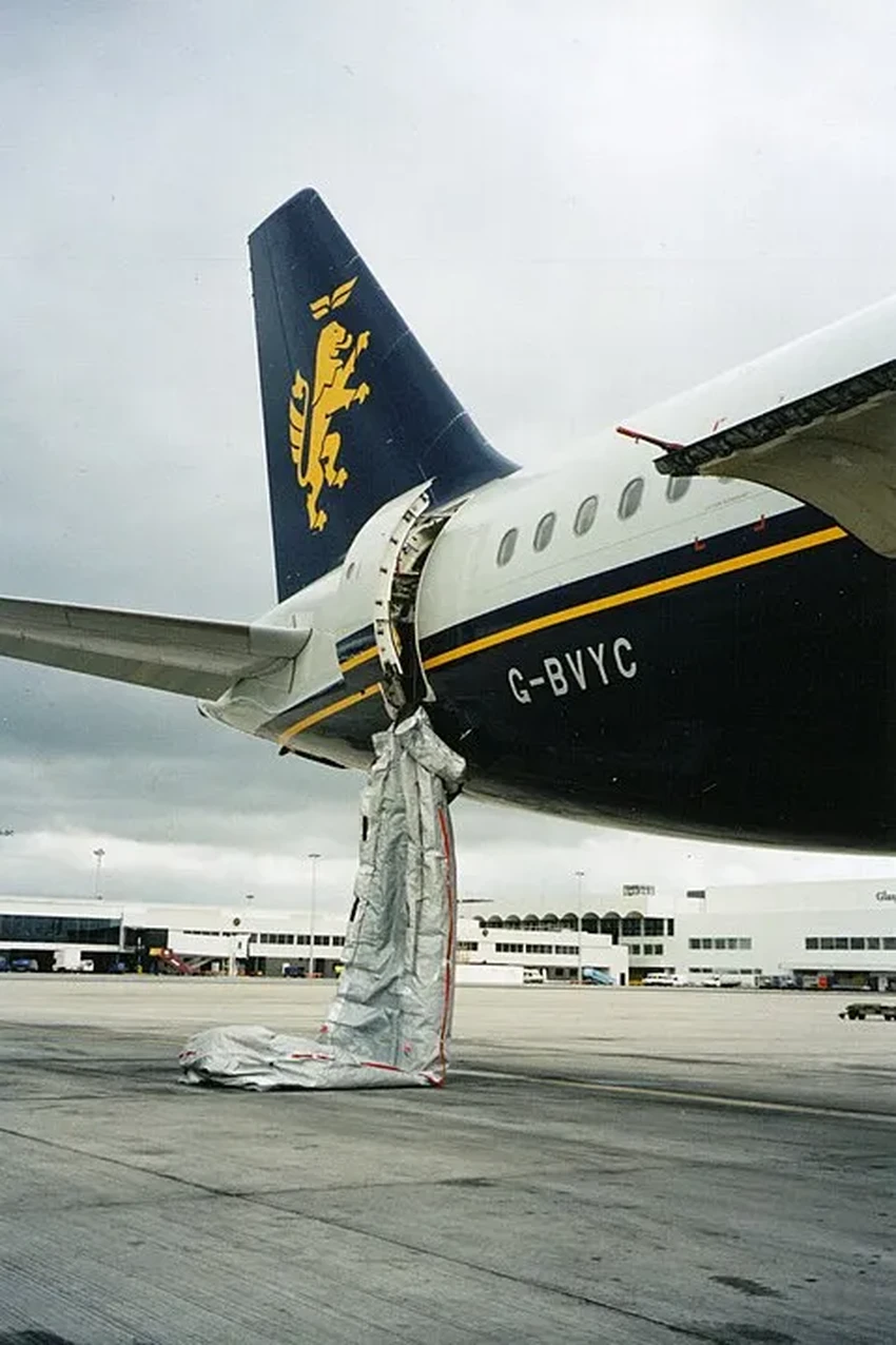 Что делать, если аварийный трап самолета не надулся: инструкция по выживанию