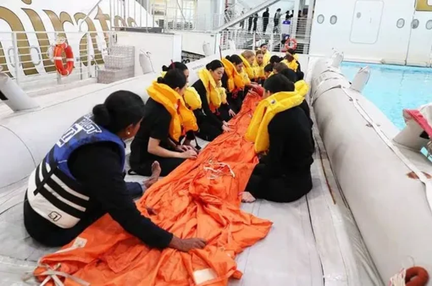 Что делать, если аварийный трап самолета не надулся: инструкция по выживанию