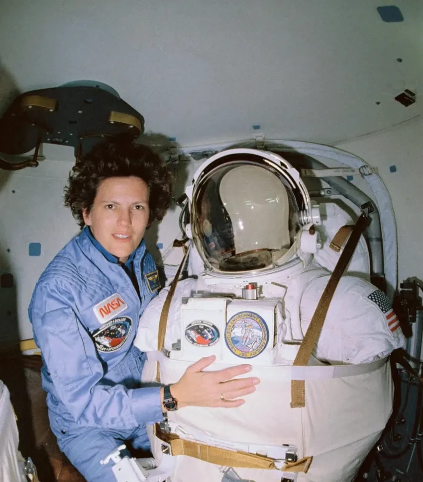 Как устроены месячные в космосе: реальные проблемы астронавток в невесомости