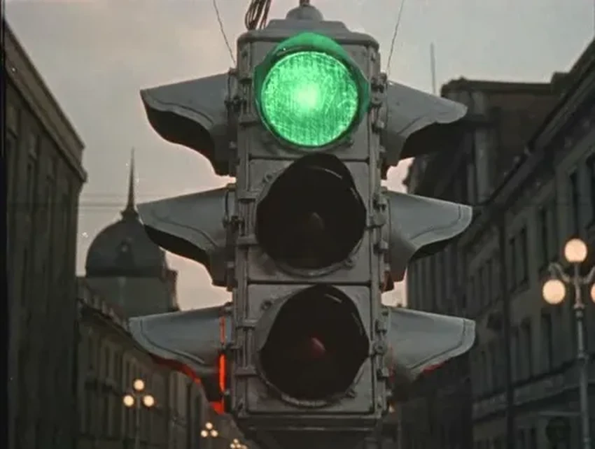 Нерассказанная история светофоров: почему в СССР они были перевёрнуты