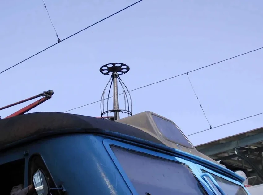 Что скрывает крыша поезда: устройство пантографа, антенн и тормозов