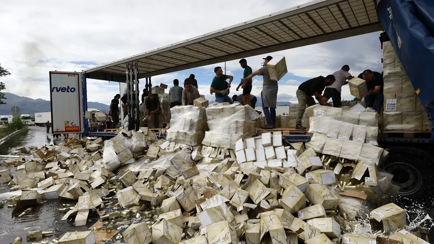 Зачем французские виноделы уничтожили тысячи бутылок испанского вина