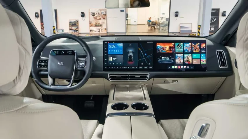 Зачем нужен огромный экран в автомобиле: польза и опасности для водителя