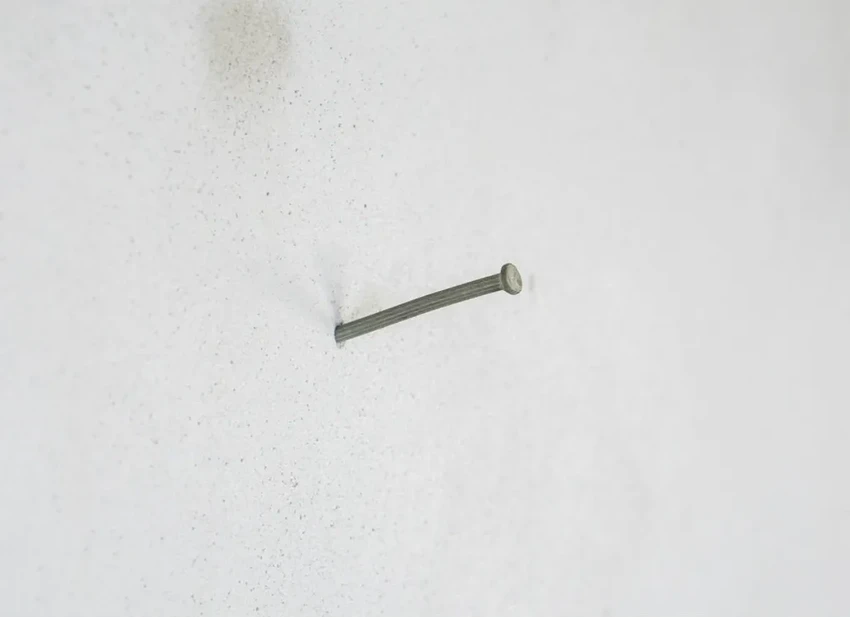 3 простых способа заделать дырки от гвоздей в стене без ремонта