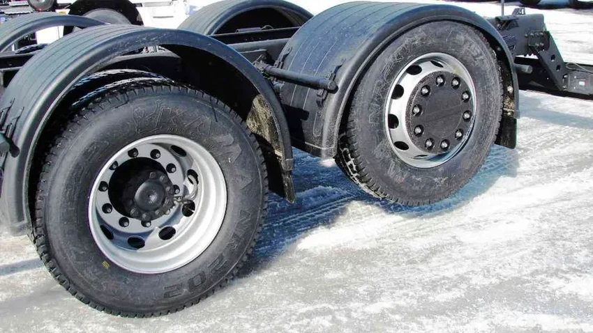 Как водители грузовиков добираются до внутреннего колеса для подкачки?