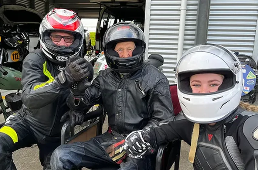 Гонки в 97 лет: как Лес Харрис стал старейшим мотогонщиком в мире