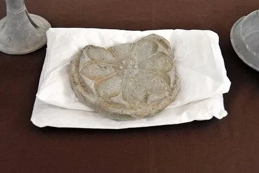 Древняя гробница VI века найдена под кустом на японской парковке