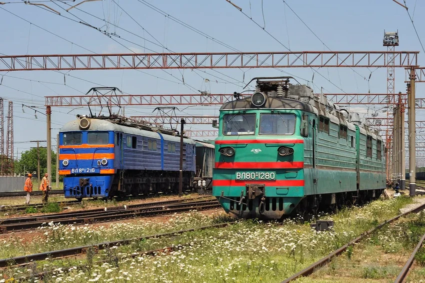 Почему меняют локомотивы в пути: причина в двух видах тока и границах депо