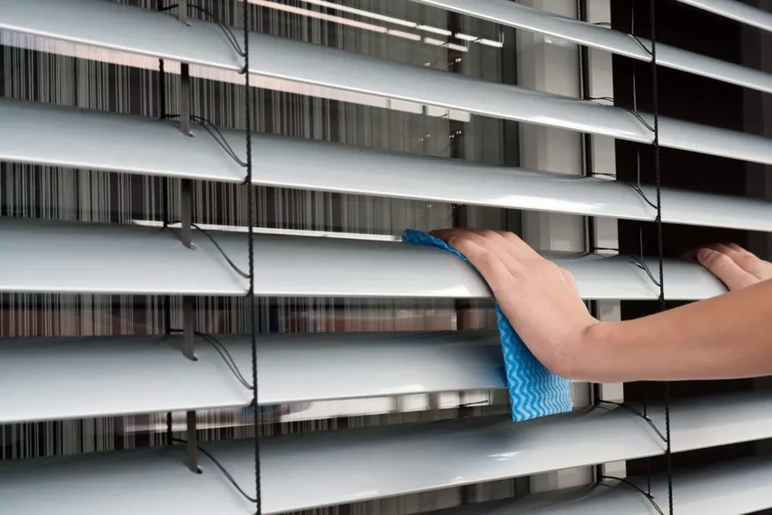 Чистые жалюзи за 15 минут: лёгкая уборка без снятия с окна