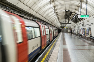 Что происходит при экстренном торможении поезда метро: тормозной путь