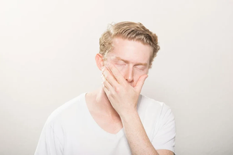 Подергивается глаз? 7 неожиданных причин тика — от кофеина до усталости