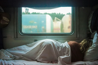 Что взять в поезд для комфортной поездки: список вещей и еды по мнению бывалых