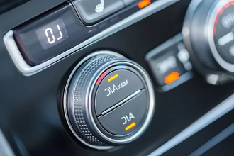 Как проверить фреон в автомобильном кондиционере: признаки утечки и методы диагностики