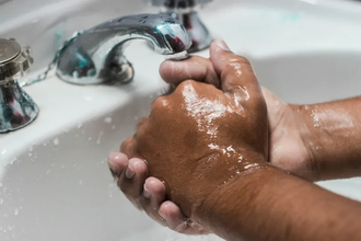 Опасные бактерии в домашней раковине: что скрывает сливное отверстие?