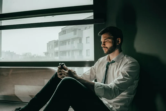 Почему пролистывание видео в ленте усиливает скуку, а не спасает от неё