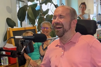 Нейрочип вернул пациенту с БАС собственный голос: как это работает