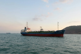 Почему моряки говорят «корабли ходят», а не плавают: история и суеверия