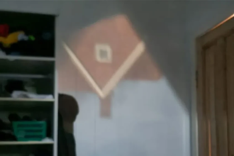 Перевернутый дом на стене: как занавеска создала оптическое чудо