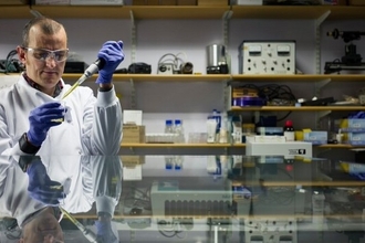 Золотые наноантенны против рака мозга: как квантовая биология борется с глиобластомой