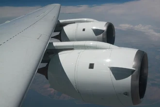 Зачем на самолетных двигателях странные треугольники: простой ответ по аэродинамике