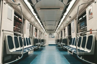 Зачем в метро сиденья вдоль стен: скрытая логика подземной планировки