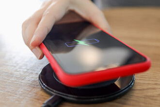 Беспроводная зарядка в смартфонах: осенний рейтинг 2025 года