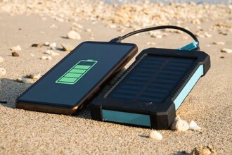 Как правильно заряжать телефон в отпуске: 5 частых ошибок