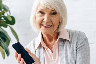 Как выбрать смартфон или планшет для пожилого человека: советы и модели