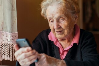 Как выбрать простой смартфон для пожилого человека: модели с большим экраном