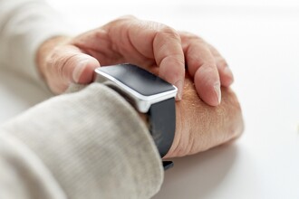Умные часы для пожилых: как выбрать безопасный и простой гаджет