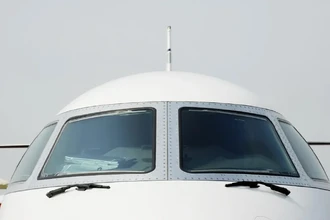 Как пилоты покидают кабину, если аварийная дверь заблокирована