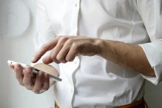 Голос близкого или нейросеть? Как распознать мошеннический звонок