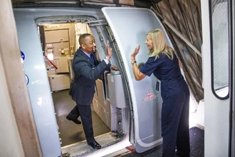 Как открывают дверь самолёта снаружи? Постучать и проверить