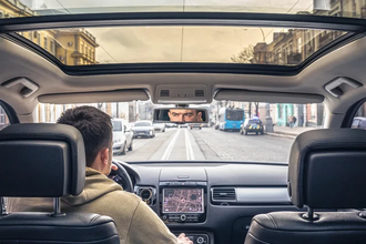 Невидимые помощники: для чего в машине ручки над дверьми на самом деле