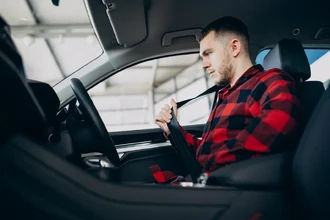 Пахнет пластиком в машине на жаре: это опасно и как устранить