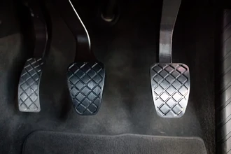 Правда ли, что нельзя держать сцепление выжатым: разбираем популярный миф