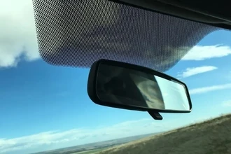 Зачем на стекле автомобиля черные точки? Секрет их назначения