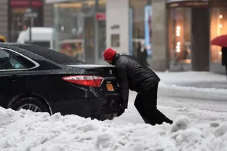 Застряли на снежной парковке? Как выехать без буксира и не закопаться глубже