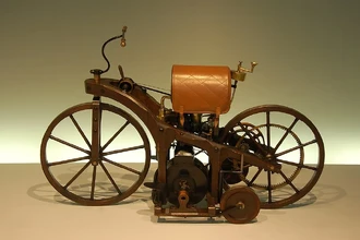 Первый мотоцикл в истории: почему его называли «орудием пытки»