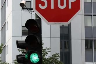 Что делать, если на светофоре зелёный, но стоит знак «Стоп»?