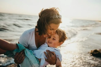 Научное подтверждение: как родительский юмор влияет на счастье детей