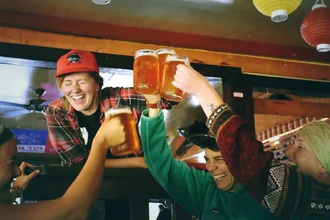 Почему с друзьями пить веселее: научное объяснение социального эффекта