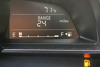 На сколько километров хватит бензина после загорания лампочки на панели