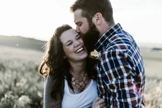 Возрастная гипогамия: почему младшие мужчины выбирают зрелых женщин