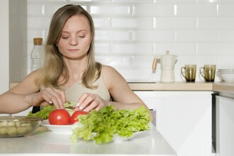 Диета для иммунитета: как кишечные бактерии замедляют старение защиты